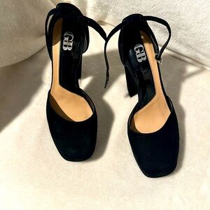 Black Gianni Bini heels size 8 1/2.